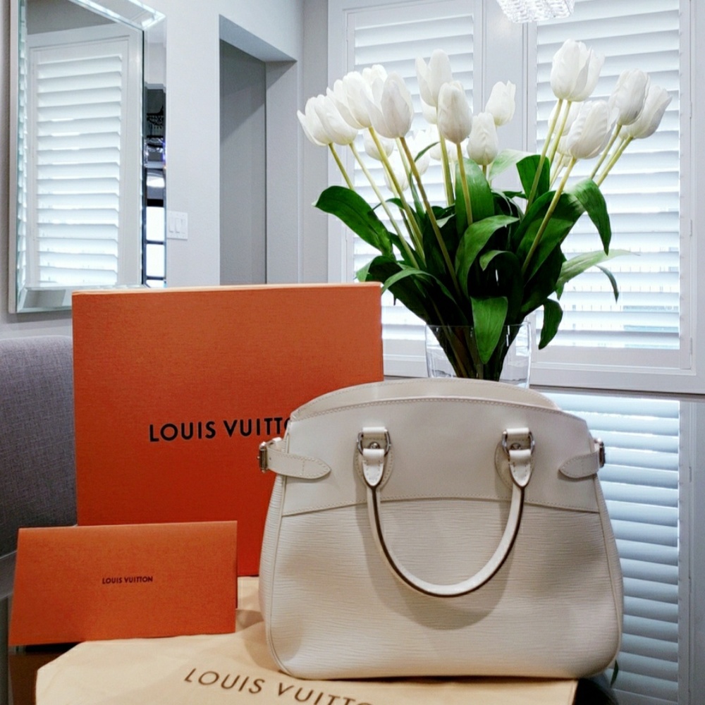 100% Authentic!! Louis Vuitton Epi Passy PM Tote